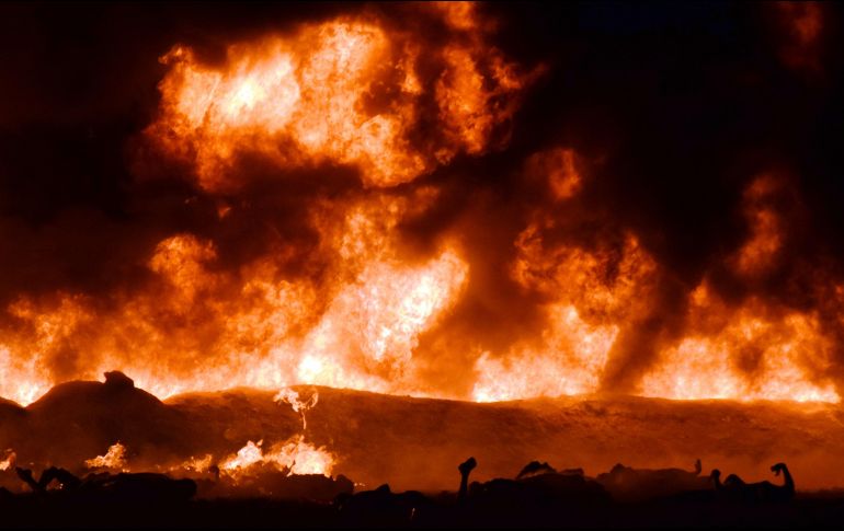 Tras semanas de la estrategia de lucha contra el huachicoleo implementada por el Presidente López Obrador, la explosión en el ducto de Tlahuelilpan, Hidalgo, llama la atención no solo en México. AFP / F. Villeda