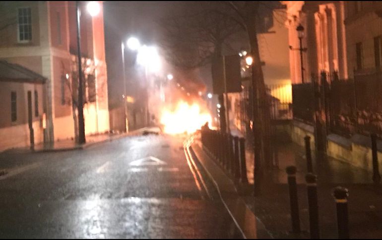 Imágenes del auto envuelto en llamas comenzaron a circular en redes. TWITTER