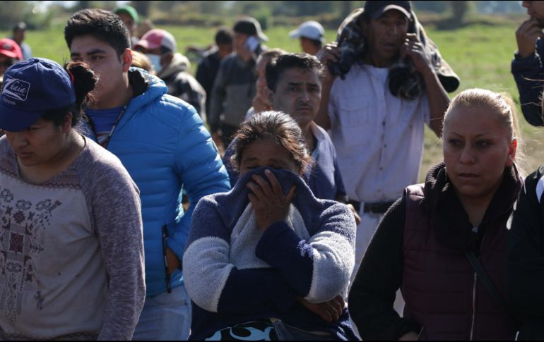 Familiares permanecen a la espera de información en la zona afectada. EFE/J. Dan López