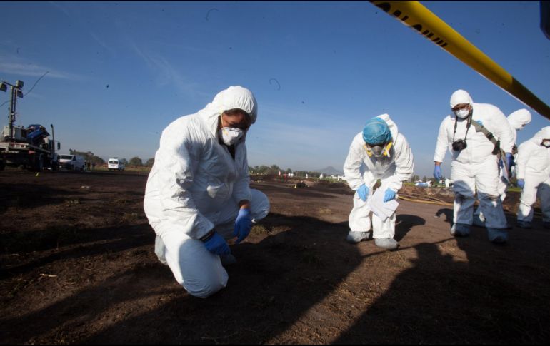 Personal forense trabaja en la zona afectada. EFE/M. Suman