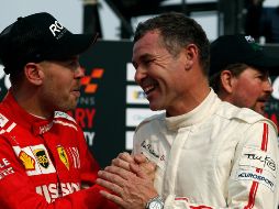 Vettal (I) y Kristensen (D) se dan la mano al final de la carrera. AP/R. Blackwell