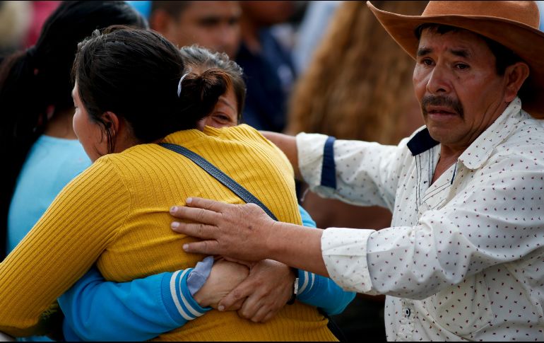 Las familias continúan a la expectativa de que concluyan los exámenes correspondientes y poder finalizar el trámite con el que se les entregarán los cuerpos. AP / C. Cruz