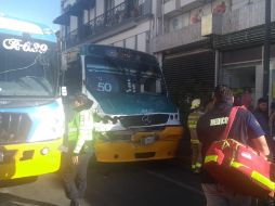 Fue un choque por alcance en el que la ruta 50 se impactó por detrás contra el otro midibús. ESPECIAL/UEPCBJ