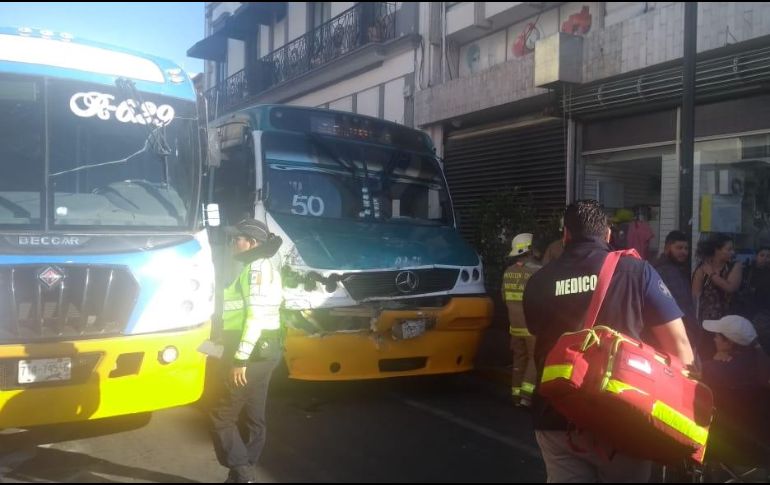 Fue un choque por alcance en el que la ruta 50 se impactó por detrás contra el otro midibús. ESPECIAL/UEPCBJ