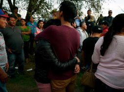 Decenas de personas esperan en el sitio donde ocurrió la explosión para obtener informes de sus familiares. AFP/A. Estrella