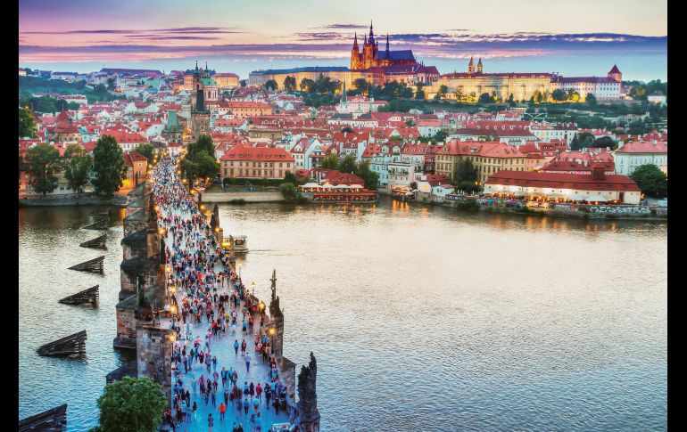 Praga. La ciudad presume su arquitectura medieval con un toque de fascinante modernidad. En la foto, el Puente de Carlos y al fondo el Castillo.