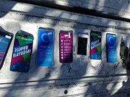 Algunos de los celulares asegurados por policías zapopanos. ESPECIAL
