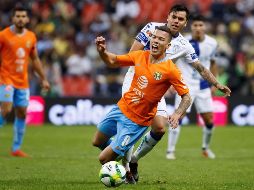 El jugador de América, Andrés Uribe (frente), disputa el balón con Emmanuel García (atrás), de Pachuca. EFE/J. Méndez