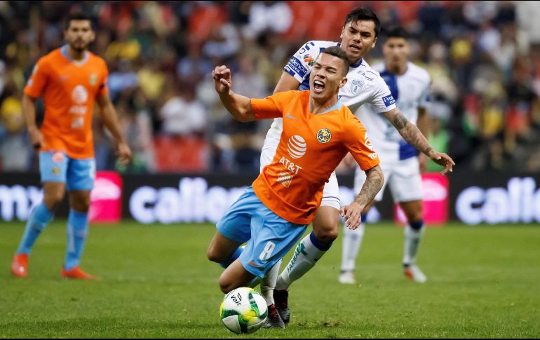 El jugador de América, Andrés Uribe (frente), disputa el balón con Emmanuel García (atrás), de Pachuca. EFE/J. Méndez