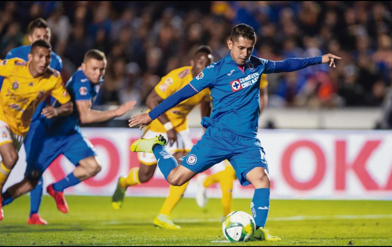 Elías Hernández cobra desde los 11 pasos para conseguir el gol de la victoria para el conjunto cementero. MEXSPORT