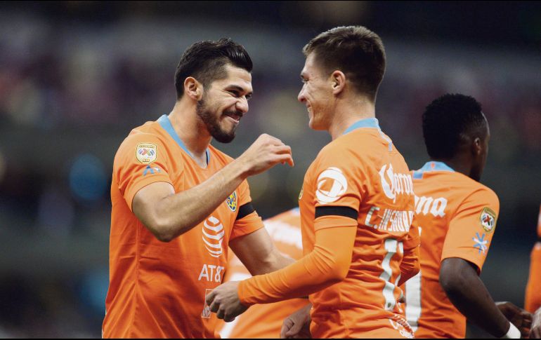 Henry Martin (izq.) y Cristian Insaurralde se conectaron para el tercer tanto de las Águilas, que vencieron fácilmente al Pachuca. MEXSPORT