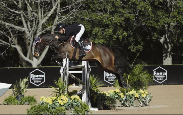 A lomos de “Connecticut”, Lambre se hizo del Clásico Scappino, prueba con obstáculos a 1.40 metros de altura. EL INFORMADOR / F. Atilano