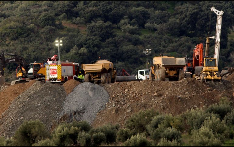 La posibilidad de que el menor haya quedado atrapado en una cavidad con aire es lo que mantiene la esperanza de los rescatistas. EFE