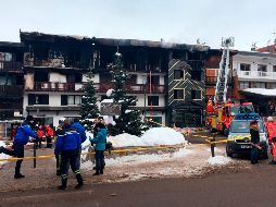 Al menos 70 bomberos acudieron al lugar para controlar el incendio. AFP / F. Hardy