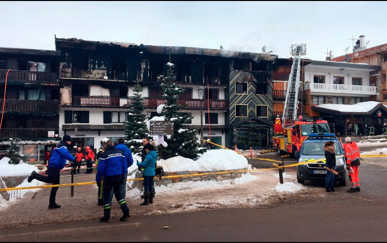 Al menos 70 bomberos acudieron al lugar para controlar el incendio. AFP / F. Hardy