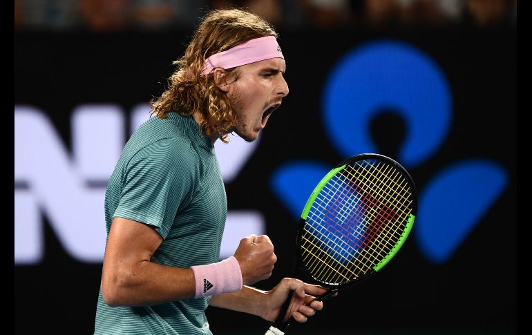 El tenista griego Stefanos Tsitsipas reacciona en partido de octavos de final del Abierto de Australia ante el suizo Roger Federer, en Melbourne. Tsitsipas dio la sorpresa al vencer a Federer por 6-7, 7-6, 7-5 y 7-6. AFP/J. Samad