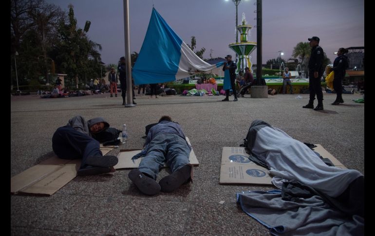 Integrantes de una caravana migrante duermen a la intemperie en el punto fronterizo de Tecún Umán, Guatemala, en espera de un contingente mayor para cruzar a territorio mexicano. Hasta el momento son alrededor de dos mil migrantes que han cruzado sin documentos que acrediten su legal estancia en territorio mexicano. EFE/R. Pardo