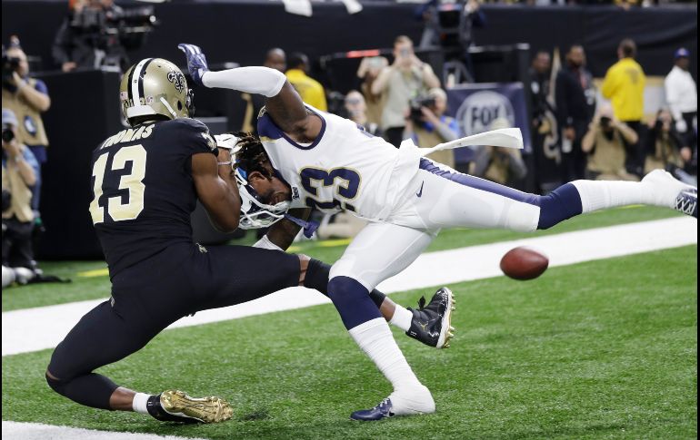 Nickell Robey-Coleman, de los Rams de Los Ángeles, rompe un pase para  Michael Thomas, de los Saints de Nueva Orléans, en partido de la NFL disputado en Nueva Orléans. AP/G. Herbert