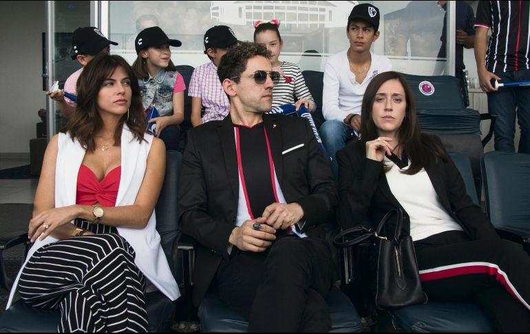 En la parte central, Luis Gerardo, quien está acompañado de Stephanie Cayo a la izquierda y Mariana Treviño a la derecha. CORTESÍA / NETFLIX