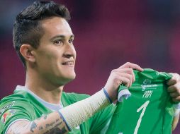 Al final del partido Raúl Gudiño mostró una camisetita, en recuerdo al bebé que perdió su esposa en la semana. MEXSPORT