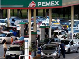 Llaman a los automovilistas a hacer uso racional de sus autos para permitir que se eleven las reservas en las terminales y las estaciones de servicio. AFP/U. Ruiz