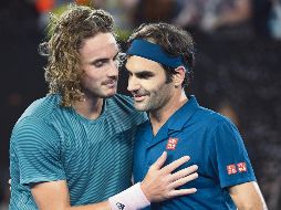 Stefanos Tsitsipas (izq.) eliminó a Roger Federer, por lo que el suizo se verá imposibilitado de refrendar su corona. AP / A. Brownbill