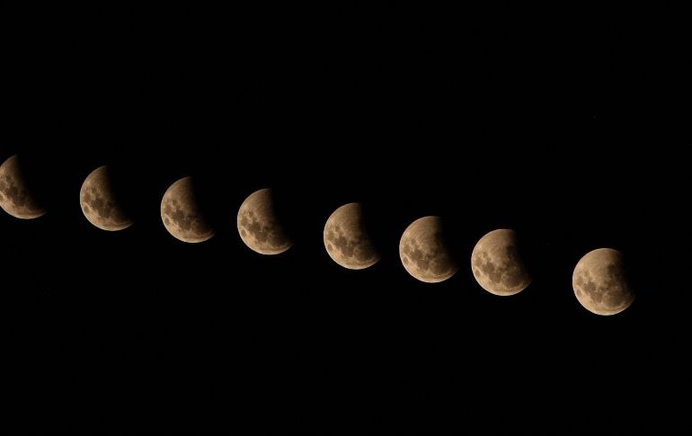 Aspecto del eclipse lunar total de luna observado desde el Paseo de la Reforma en la Ciudad de México. SUN / G. Espinosa