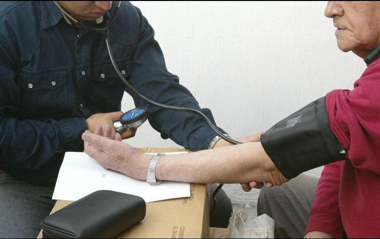 De acuerdo con especialistas, desafortunadamente no existen síntomas claros para identificar la hipertensión hasta que esto ya sea avanzado o tengan una crisis hipertensiva. INFORMADOR / ARCHIVO