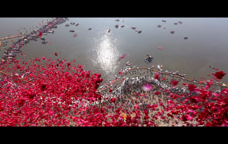 Oficiales del gobierno de Uttar Pradesh, India, arrojan pétalos desde un helicóptero sobre Prayagraj, en el marco del festival 