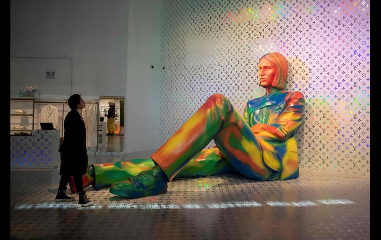 Un hombre entra a una tienda de lujo en Pekín, China. La economía del país creció un 6.6 % en 2018, dato que supone el peor registro desde 1990 y devuelve al país a la senda de la desaceleración. AFP/N. Asfouri