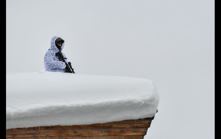 Un policía vigila desde el techo de un hotel cerca del Centro de Congresos del Foro Económico Mundial en Davos, Suiza, donde se realiza la reunión anual. AFP/F. Coffini