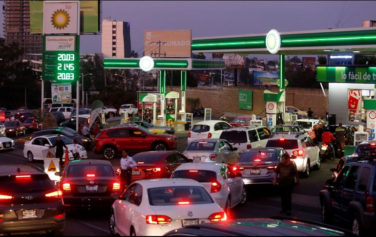 Se espera que en las próximas entregas, se reciban 20 mil barriles cada dos días a través del ducto más los 45 mil que ya son surtidos mediante pipas. EFE/ ARCHIVO