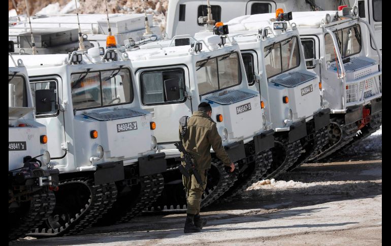 Un soldado israelí pasa junto a vehículos militares en el Monte Hermón, en la zona de los Altos del Golán anexada por Israel. AFP/J. Marey