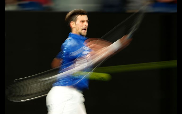 Personas se acercan a las inmediaciones del lugar donde este lunes se produjo la detonación en un autobús de pasajeros, en Ciudad de Guatemala, Guatemala. El ministro de Gobernación, Enrique Degenhart, explicó que no era una granada de fragmentación sino un artefacto de fabricación casera que una mujer transportaba para amenazar al chofer como parte del cobro de una extorsión. EFE/E. Biba