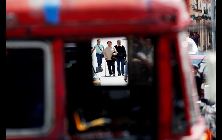 Personas se acercan a las inmediaciones del lugar donde este lunes se produjo la detonación en un autobús de pasajeros, en Ciudad de Guatemala, Guatemala. El ministro de Gobernación, Enrique Degenhart, explicó que no era una granada de fragmentación sino un artefacto de fabricación casera que una mujer transportaba para amenazar al chofer como parte del cobro de una extorsión. EFE/E. Biba