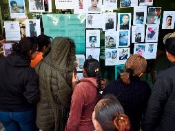 Decenas de personas buscan a sus familiares en los diversos hospitales a donde fueron trasladados los lesionados. AFP/A. Estrella