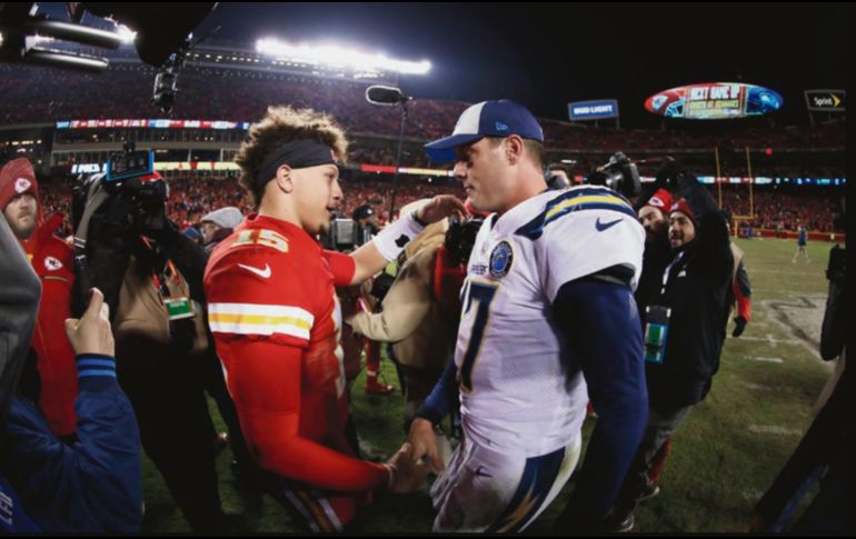 Patrick Mahomes (izq.) y Philip Rivers (der.) se verán las caras en el Estadio Azteca en fecha por determinarse. AP