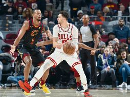 Zach Lavine(#8) ayudó con 25 puntos para hundir más a los Cavaliers. AFP / D. Kyle