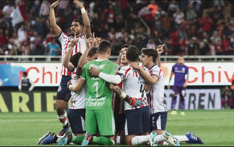 En la semana el arquero Raúl Gudiño y su esposa perdieron a su primer bebé. Por eso cuando anotó, Alan Pulido buscó al arquero para dedicarle su tanto. MEXSPORT