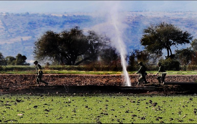 A 10 kilómetros del lugar donde explotó un ducto de Pemex a causa de una toma clandestina el pasado viernes, se registró otra fuga de combustible, la ruptura se reparó rápidamente mas no hubo detenidos. SUN/V. Rosas