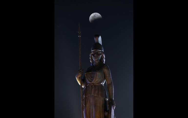 Sobre el monumento de La Minerva, en Guadalajara, Jalisco. EFE/F. Guasco