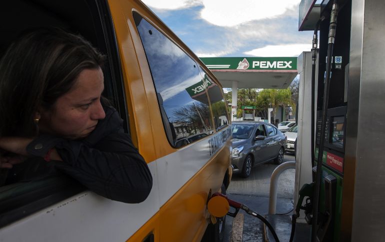 Algunos conductores hicieron fila por horas para cargar sus tanques. Jaime Rodríguez 