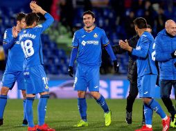 Los jugadores del Getafe celebran la victoria ante el Valencia, al término del partido de ida de cuartos de final de la Copa del Rey. EFE/R. Jiménez