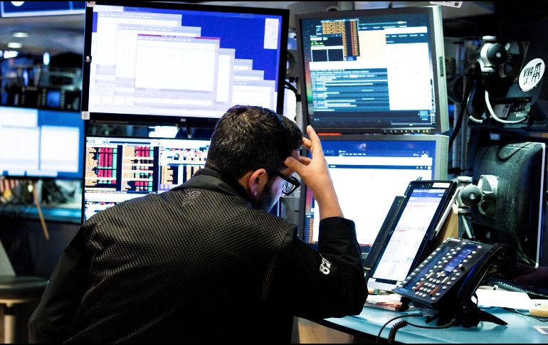 Al cierre de la sesión, en la plaza bursátil se operó un volumen de 242.6 millones de títulos. EFE/J. Lane