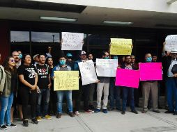 Durante la protesta, asistentes expresaron su molestia y dolor frente al crimen cometido contra Rafael Murúa. TWITTER/@Apeg_colectivo