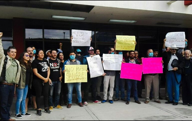 Durante la protesta, asistentes expresaron su molestia y dolor frente al crimen cometido contra Rafael Murúa. TWITTER/@Apeg_colectivo