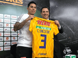 Miguel Ángel Garza, presidente de la institución, fue quien presentó al defensa central. TWITTER / @TigresOficial