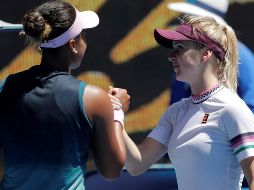 La japonesa Naomi Osaka (i) saluda a la ucraniana Elina Svitolina (d) al final de su partido de cuartos de final del Abierto Australia. EFE/M. Irham