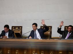 El presidente del Parlamento venezolano, Juan Guaidó (c), dirige una sesión de la Asamblea Nacional, junto al primer vicepresidente Edgar Zambrano (i) y el segundo vicepresidente Stalin González (d). EFE/C. Hernández