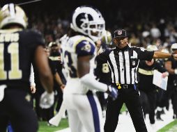 Los oficiales no marcaron una flagrante interferencia de pase a favor de los Saints, que cayeron ante los Rams. AFP / C. Graythen